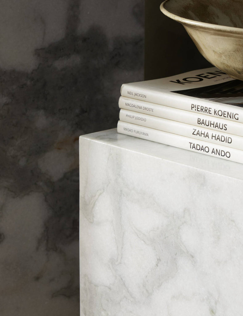 #color::white-marble #size::large #size::small