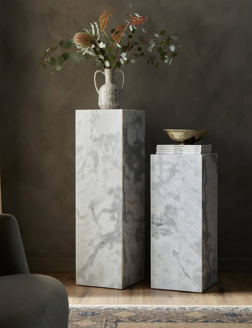 #color::white-marble #size::small #size::large