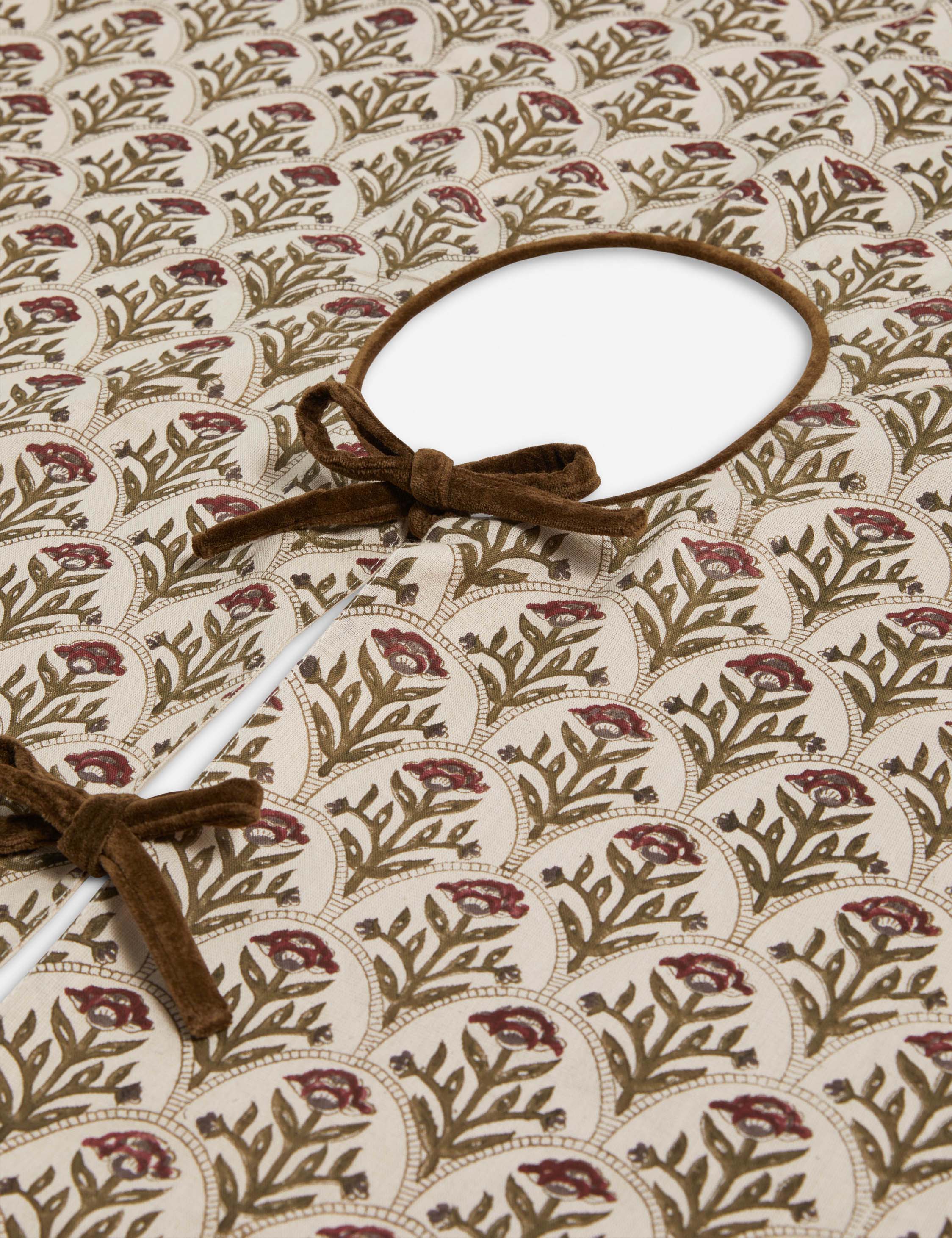 Close up of the Dov floral pattern tree skirt