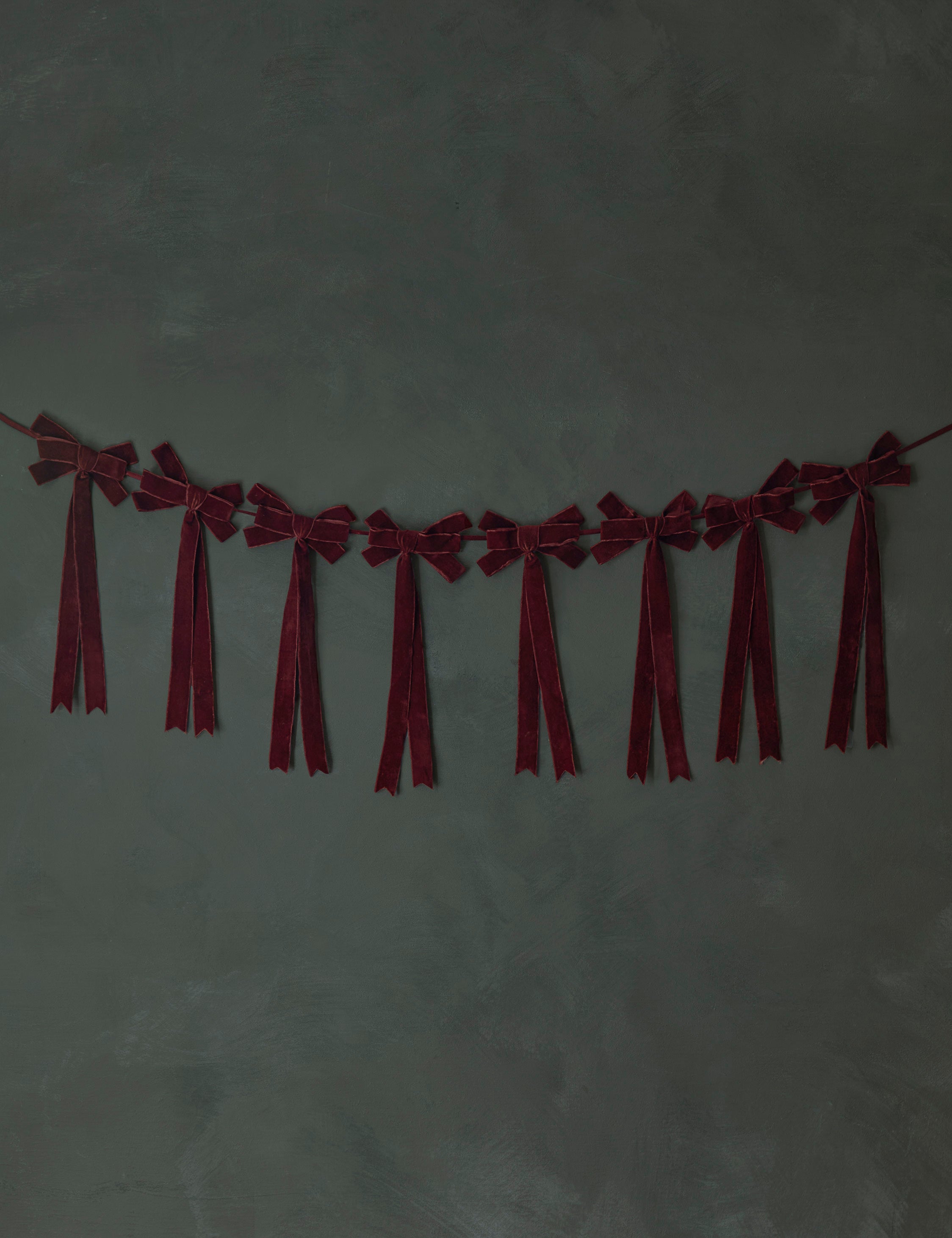 Mauree velvet bow garland