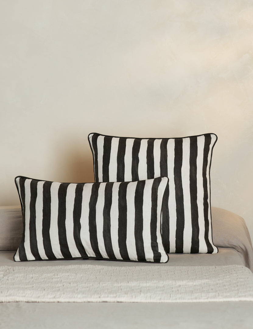 #color::black-and-ivory #style::lumbar #fill type::with-feather-down-insert  #fill type::pillow-cover-only