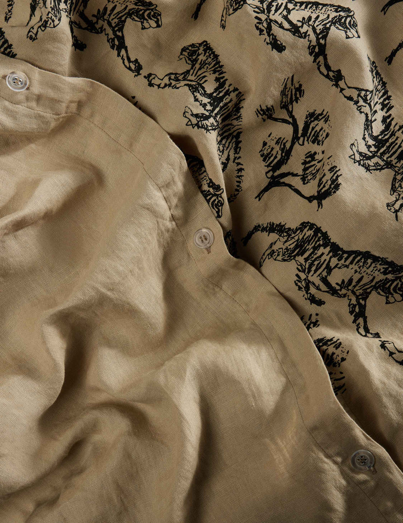 #color::taupe #size::full-queen #size::king-cal-king #type::duvet-cover #type::duvet-set | Close up view of the Tiger hemp fabric duvet cover