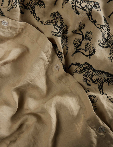 #color::taupe #size::full-queen #size::king-cal-king #type::duvet-cover #type::duvet-set | Close up view of the Tiger hemp fabric duvet cover