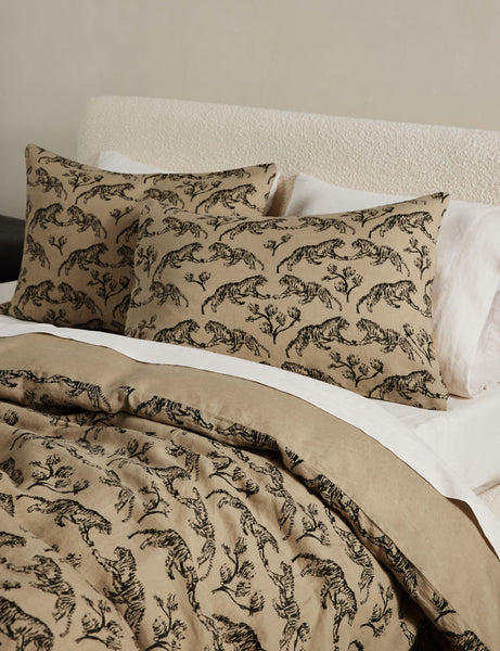#color::taupe #size::full-queen #size::king-cal-king #type::duvet-cover #type::duvet-set Closer view of the details of the Tiger hemp fabric duvet cover